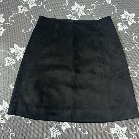 Aritzia Babaton Modern Faux Suede Mini Skirt in Black Sz 2 - Picture 3 of 11
